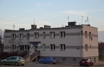 Odnowiona elewacja budynku Osrodka Zdrowia