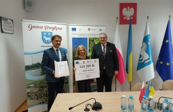 P. Wójt, P. Skarbnik, P. Wicemarszałek Woj. Wlkp. po podpisaniu umowy